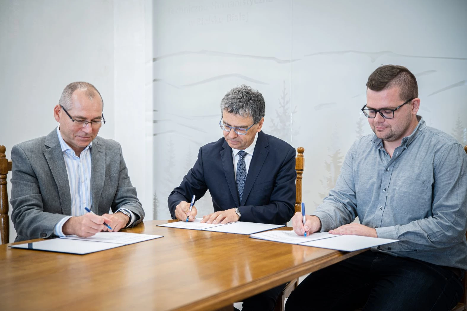 JM Rektor ATH prof. Jacek Nowakowski, prof. Krzysztof Brzozowski,  i Sebastian Snaczke podpisują umowę.